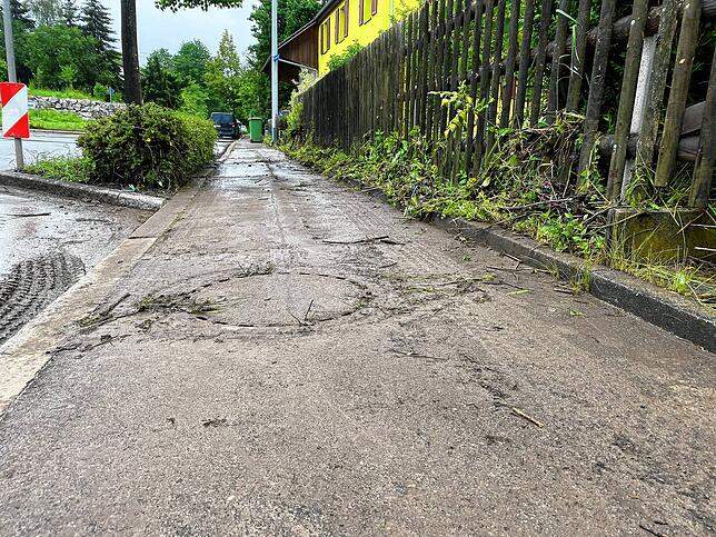 Vor allem Schlamm und Dreck bleiben zurück. Am Montag rücken die Technischen Dienste an, um zu säubern.