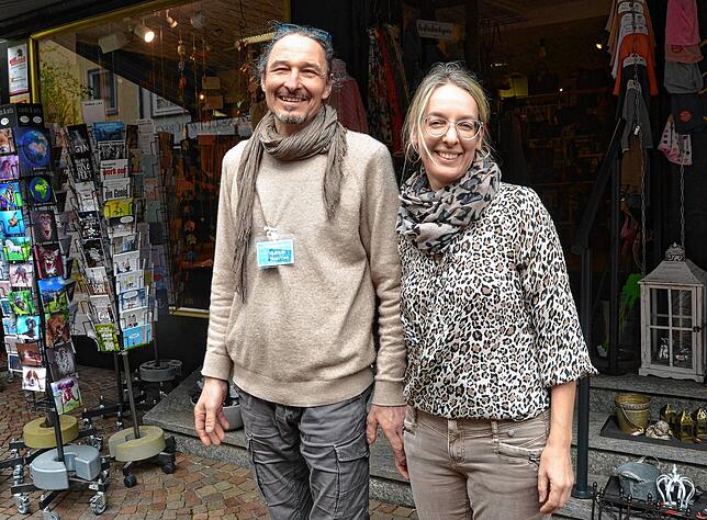 Marion und Helmut Schweizer freuen sich über die inzwischen aufgestellten Hinweise vor der Baustelle.
