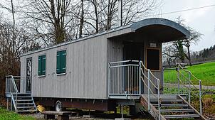 Wo sich die Kinder im neuen Naturkindergarten im Seepark Linzgau aufhalten, ist noch unklar. Es könnte aber ein Bauwagen sein, der in ...