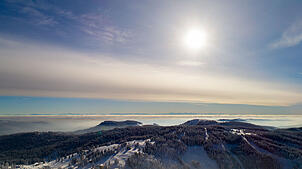 Bild : Blauer Himmel und ganz viel Schnee: Atemberaubende Aussichten im Winterwunderland Feldberg