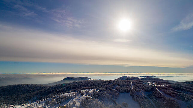 Bild : Blauer Himmel und ganz viel Schnee: Atemberaubende Aussichten im Winterwunderland Feldberg