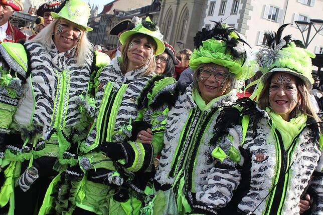 Bild 12: Hästräger und Guggenmusiker aus VS beim Narrentreffen in Fribourg am Sonntag (1)