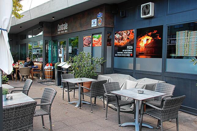 Lammfelle auf den Stühlen, Elektro-Heizstrahler und Heizpilze sollen bei niedrigen Temperaturen für Wärme im Außenbereich der Pizzeria ...