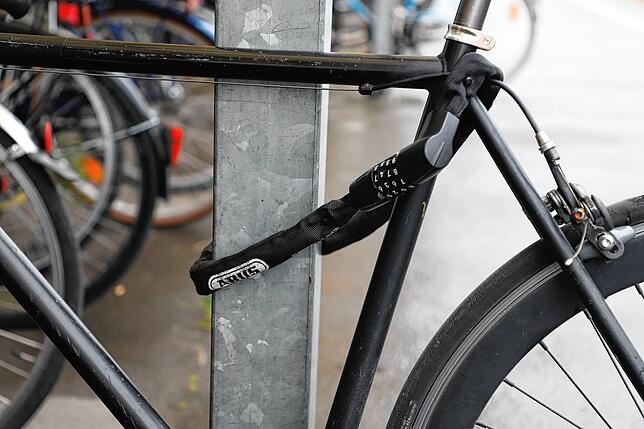 Das Fahrrad sollte wie hier immer an einen festen Gegenstand angeschlossen sein.