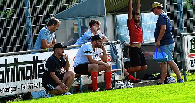 Bild 8: FC Hochrhein besiegt den FC Wallbach deutlich mit 4:0 &ndash; und wir haben die Bilder!