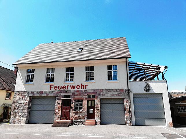 Das schöne Feuerwehrhaus steht in Bad Rotenfels, einem Ortsteil der nordbadischen Gemeinde Gaggenau, nicht weit weg von Baden-Baden.