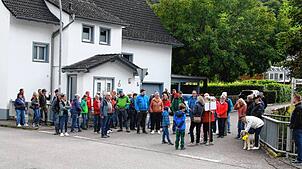 Informationen über den Kugelblitz und den Erdrutsch erhalten die Teilnehmer des Rundgangs an dieser Station. Bild: Rita Güntert