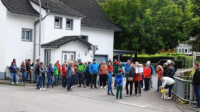 Informationen über den Kugelblitz und den Erdrutsch erhalten die Teilnehmer des Rundgangs an dieser Station. Bild: Rita Güntert