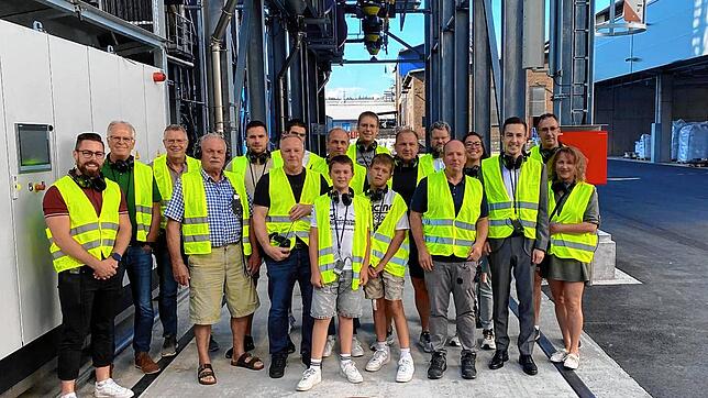 Mit Signalwirkung: Die CDU aus Herrischried und Landtagskandidat Simon Herzog auf dem Werksgelände von Vogt Plastic in Rheinfelden. ...