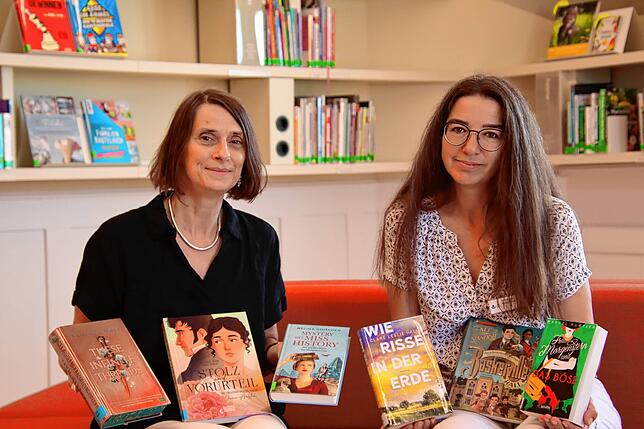 Yvonne Radzuweit und Heike Maier (von links) von der Stadtbibliothek empfehlen sechs Bücher für die Ferien.