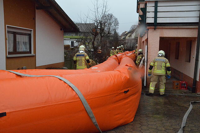 Die Feuerwehren aus Waldshut-Tiengen (Foto), Küssaberg und Murg haben Teile des mobilen Hochwasserdamms nach St. Blasien gebracht und an ...