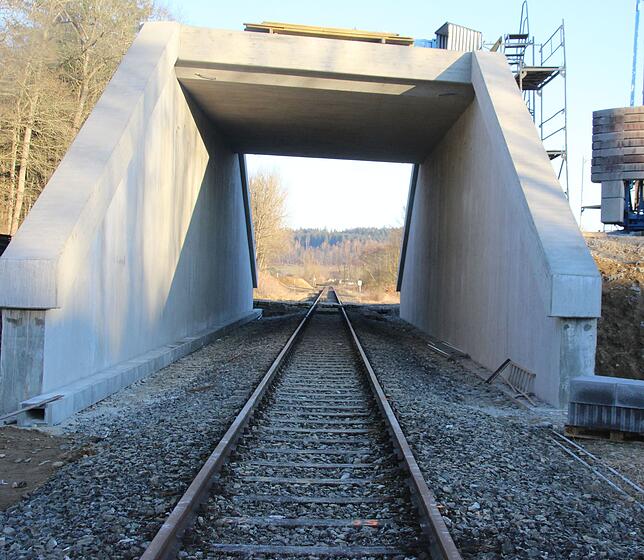Die Räuberbahn und möglicherweise weitere Züge können unter der Brücke hindurch fahren.