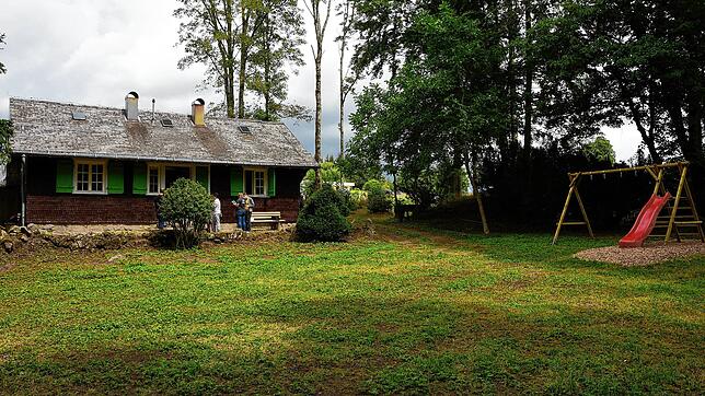 Der Vorplatz des Schneiderhauses mit dem neuen Spielplatz.