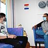 Jochen Künzel im Gespräch mit dem jungen Mukoviszidose-Patienten Leon (links). Obwohl sich die Behandlungsmöglichkeiten und die ...