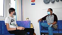 Jochen Künzel im Gespräch mit dem jungen Mukoviszidose-Patienten Leon (links). Obwohl sich die Behandlungsmöglichkeiten und die ...