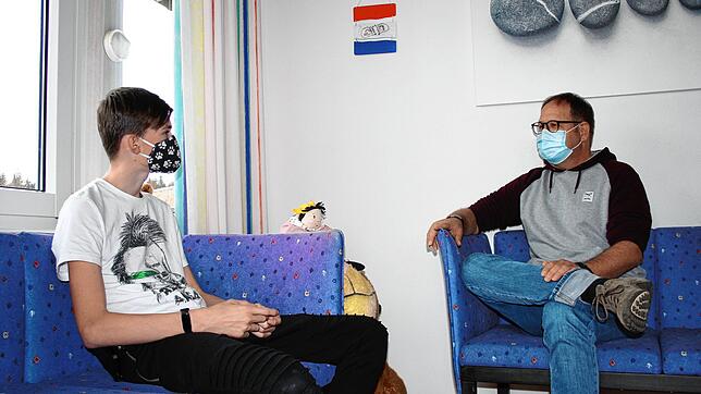 Jochen Künzel im Gespräch mit dem jungen Mukoviszidose-Patienten Leon (links). Obwohl sich die Behandlungsmöglichkeiten und die ...