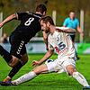 Einsatz: Der Erzinger Felix Uhl (rechts) grätscht in den Lauf des Hauseners Elias-Manuel Fischer. Die Deckung des FC Erzingen hielt ...