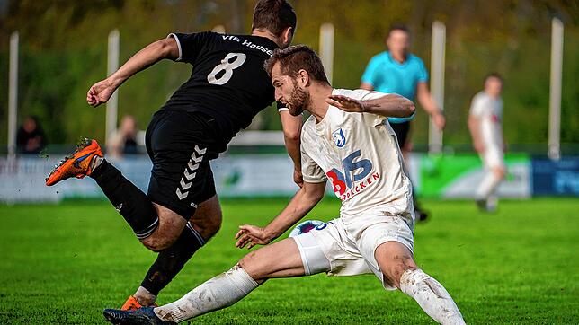Einsatz: Der Erzinger Felix Uhl (rechts) grätscht in den Lauf des Hauseners Elias-Manuel Fischer. Die Deckung des FC Erzingen hielt ...