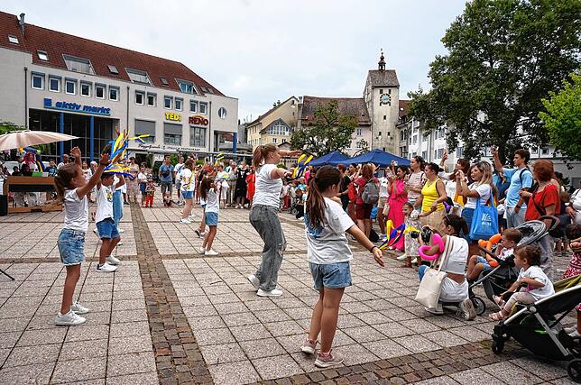 Die blau-gelben Bänder fliegen: Mit einem flotten Tanz begeistern ukrainische Kinder und Jugendliche beim Fest zum ukrainischen ...