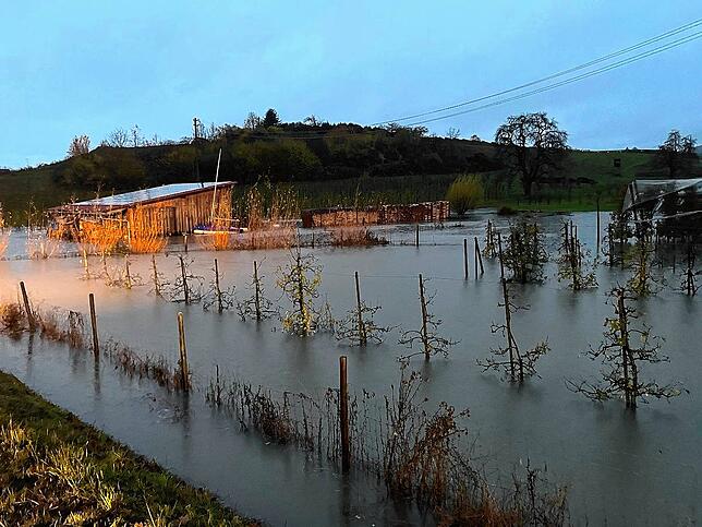 Bild 5: So kämpfen Rettungskräfte gegen die Wassermassen und deren Folgen
