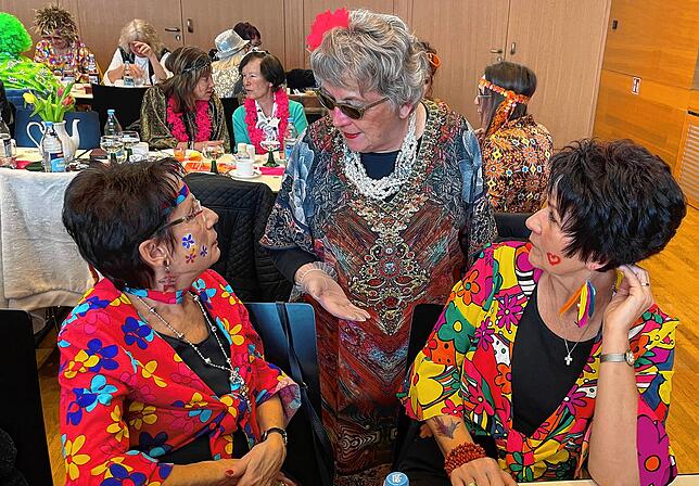 Bild 18: Ausgelassene Stimmung beim Frauenkaffee der Owinger Hexen &ndash; hier gibt&lsquo;s die Bilder