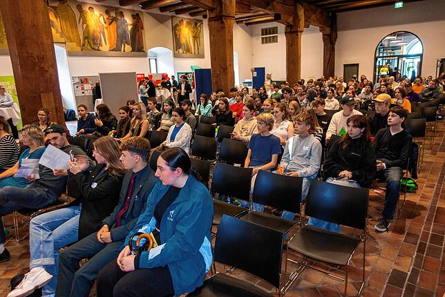 Rund 200 Schülerinnen und Schüler sind zur Wahl-Info-Veranstaltung ins Konzil gekommen.