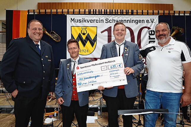 Feuerwehrkommandant Marcus Siber und der Vorsitzende des Sportvereins, Werner Scheuble (rechts), überreichen den Vorsitzenden des ...