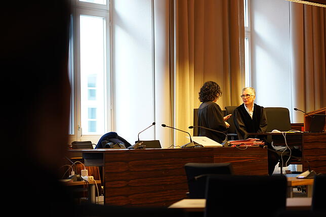 Opferanwältin Katja Ravat spricht mit Staatsanwältin Nikola Novak vor Beginn des Prozesses um Christian L., dem Hauptangeklagten im ...