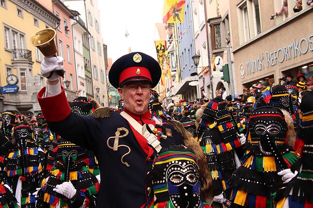 Neben Glockengeläut waren besonders auch die knallenden Karbatschen der Überlinger Hänsele hören.