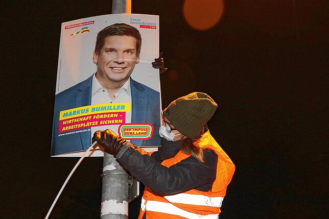 Hoch hinaus: In einigen Fällen braucht Julia Zülke eine Leiter, damit Bumillers Plakat gut sichtbar ist.