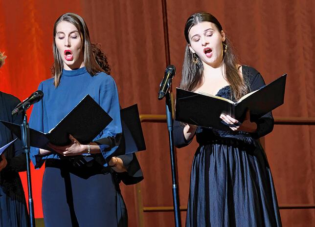 Maria Hegele (links) und Verena Seyboldt singen aus Mendelssohns Lobgesang &bdquo;Ich harrete des Herrn&ldquo;.