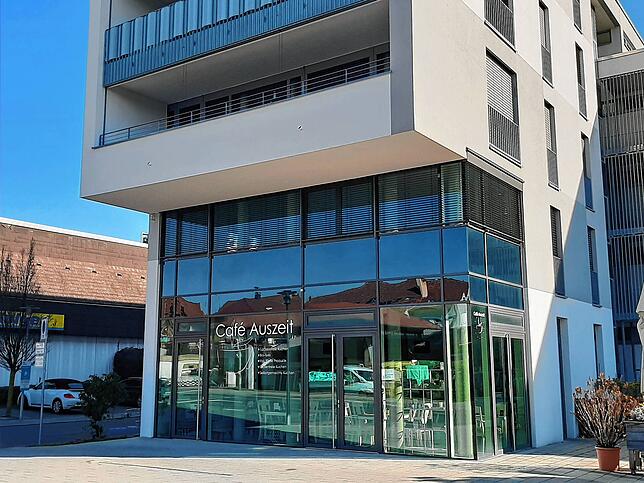 Das Café Auszeit liegt in Markdorf an der Ecke Ittendorfer Straße/Mangoldstraße. Geparkt werden kann auf den öffentlichen Parkplätzen im ...