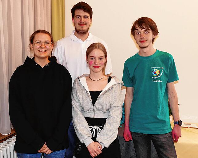 Auch das Jugendrotkreuz konnte Zuwachs begrüßen (von links): Janna Hehnle, Joshua Hehnle, Emelie Glückler und Jugendleiter Florian Boden.