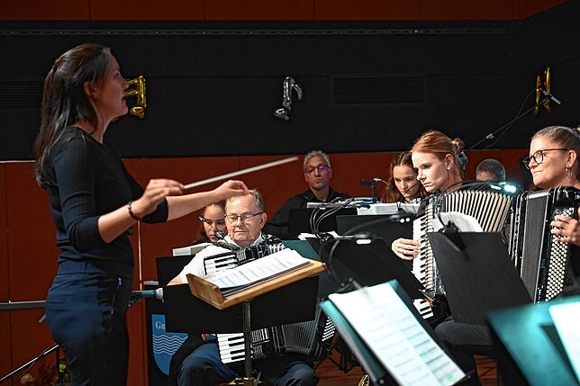 Erstmals dirigierte die stellvertretende Dirigentin des Schlüchttal-Akkordeon-Orchesters Gurtweil, Claudia Böhler.