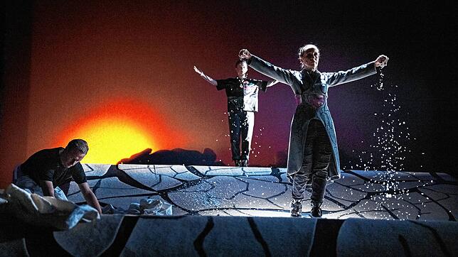 &bdquo;Antigone&ldquo; wird am 25. Dezember Werk um 20 Uhr präsentiert. Auf dem Bild (von links) Jasper Diedrichsen, Sarah Siri Lee ...