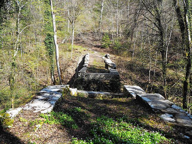 Bis ins Jahr 1770 wurde die alte Brücke über den Volkenbach genutzt. Später verfiel sie, wurde 100 Jahre später als ...