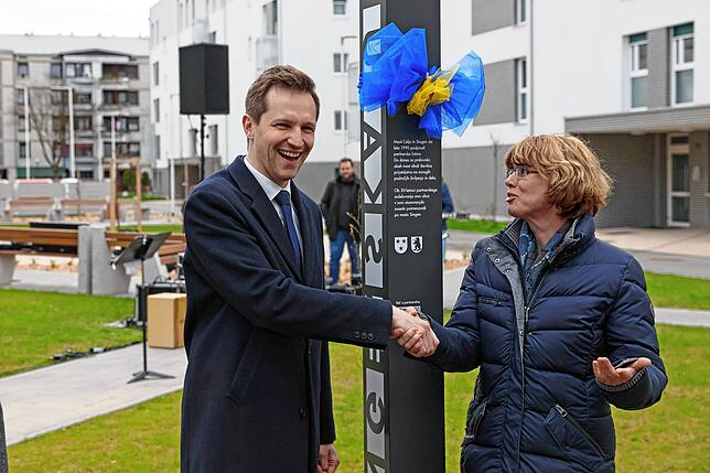 Mit Matija Kovac, Bürgermeister von Celje, hat Singens Bürgermeisterin Ute Seifried die Singener Gasse in der slowenischen Partnerstadt ...