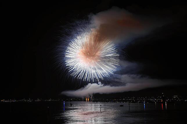Bild 42: Konstanzer Seenachtfest 2024 - Jetzt knallt's! Das Feuerwerk am Bodensee bringt Zuschauer zum Staunen