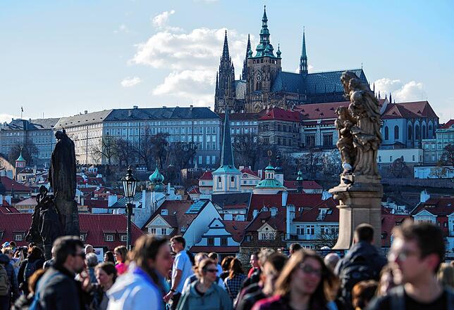 Die Prager Altstadt am Ostufer der Moldau verzaubert mit engen Gassen, historischen Bauten und dem Flair vergangener Jahrhunderte.