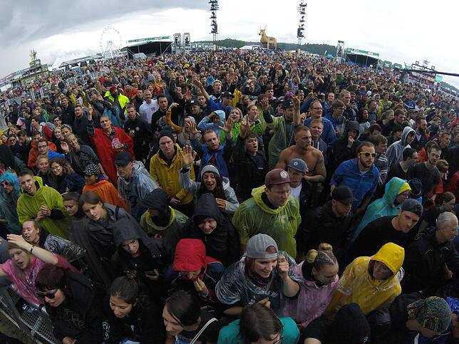 Bild 1: Das miese Wetter kann die Stimmung auf dem Southside nicht trüben: Hier sehen Sie die Bilder vom Festival-Samstag