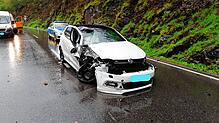Bei einem Felssturz auf der B 317 bei Zell im Wiesental wurde eine Autofahrerin verletzt, am Auto entstand Totalschaden.