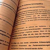 Eine Entbindung von der ärztlichen Schweigepflicht – damit Ärzte mit Pflegeeltern überhaupt über Erkrankungen der Kinder reden dürfen.