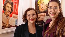 Volontärin Julia Berlitz (von links) und Sängerin Eleonore Hochmuth vor Werbeplakaten mit Marlene Dietrich und der österreichischen ...
