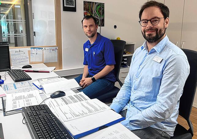 Stationsleiter Wolfgang Stockburger (links) und Jonas Goll, Kinder- und Jugendpsychotherapeut, im Stationszimmer der Krisenstation. ...