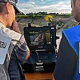 Überwachung der Drohne am Monitor.