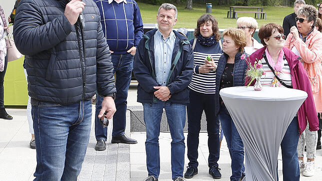 Trotz der etwas kühlen Temepraturen bei Sonnenschein, konnte Bürgermeister Markus Keller zahlreiche Besucher im Panorambad begrüßen. ...