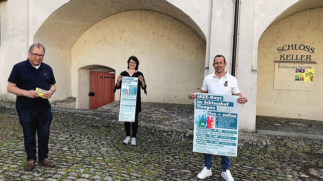 Kurt Reckermann (links) und Nikola Kögel, beide Geschäftsführer der Tiengener Aktionsgemeinschaft, sowie Christopher Wieland, ...