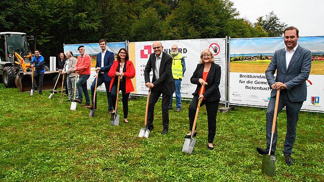 Spatenstich für den Breitbandausbau mit (von links) Joachim Baumeister, Denise Sigg (Landratsamts Waldshut), Max Arzner, Gerhard ...