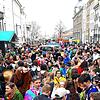 Gegen 14 Uhr glich die Markstätte am Schmotzigen Dunschtig einer Partymeile. Die Polizei bahnte sich mit ihrem Fahrzeug einen Weg ...