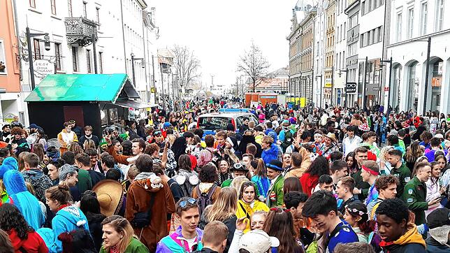 Gegen 14 Uhr glich die Markstätte am Schmotzigen Dunschtig einer Partymeile. Die Polizei bahnte sich mit ihrem Fahrzeug einen Weg ...